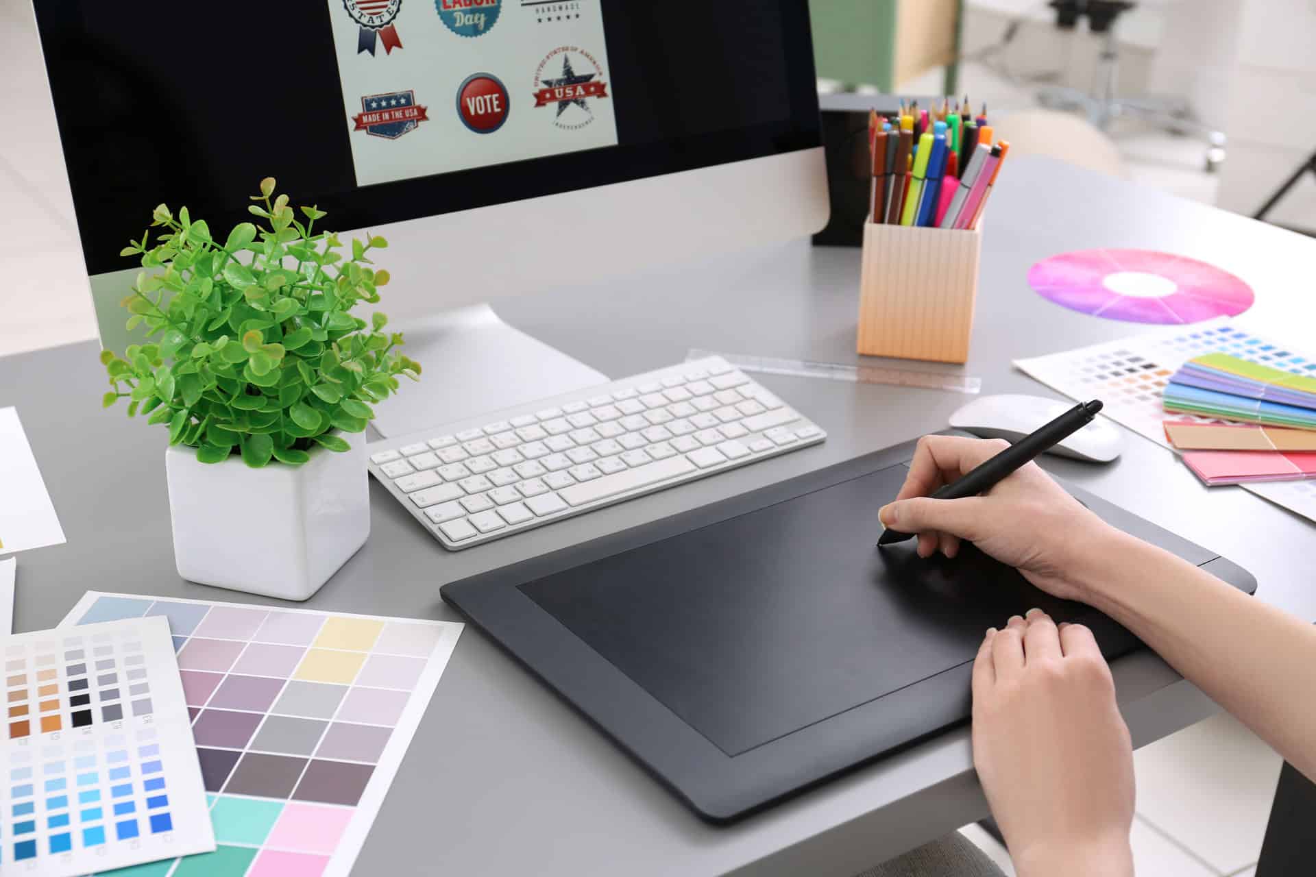Žena oblikuje grafički dizajn na grafičkom tabletu / A woman doing graphic design on a graphic tablet